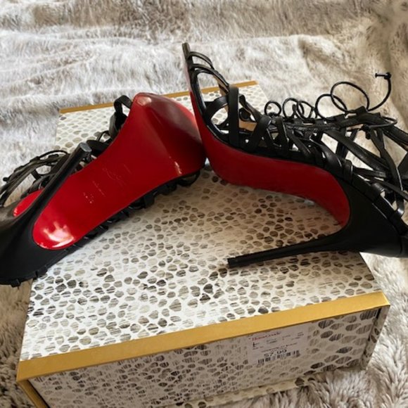 Christian Louboutin - Picture 4 of 6